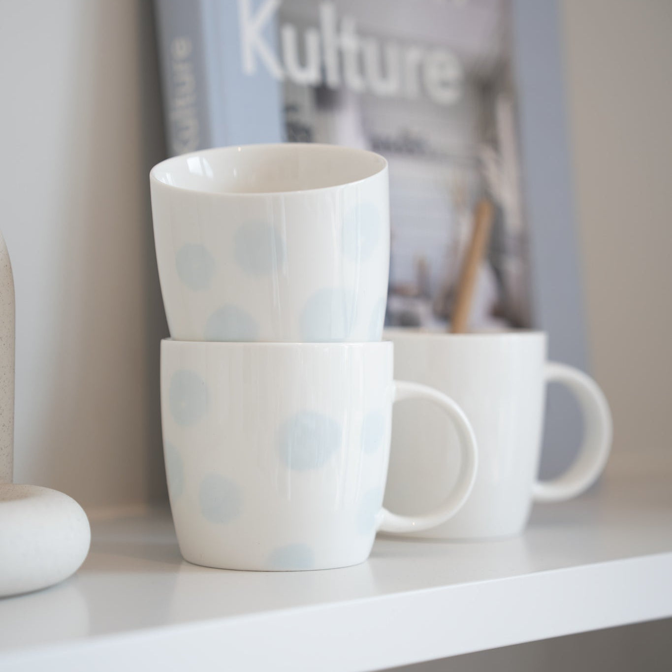 sögne mug white with light blue dots