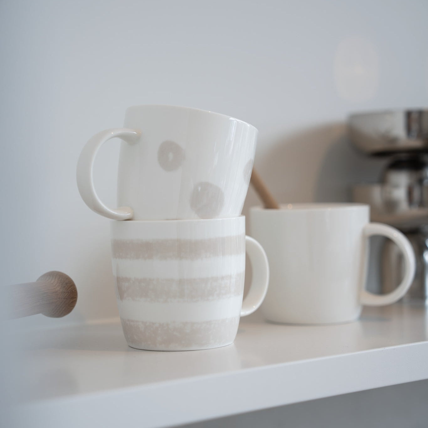 sögne mug white with beige dots