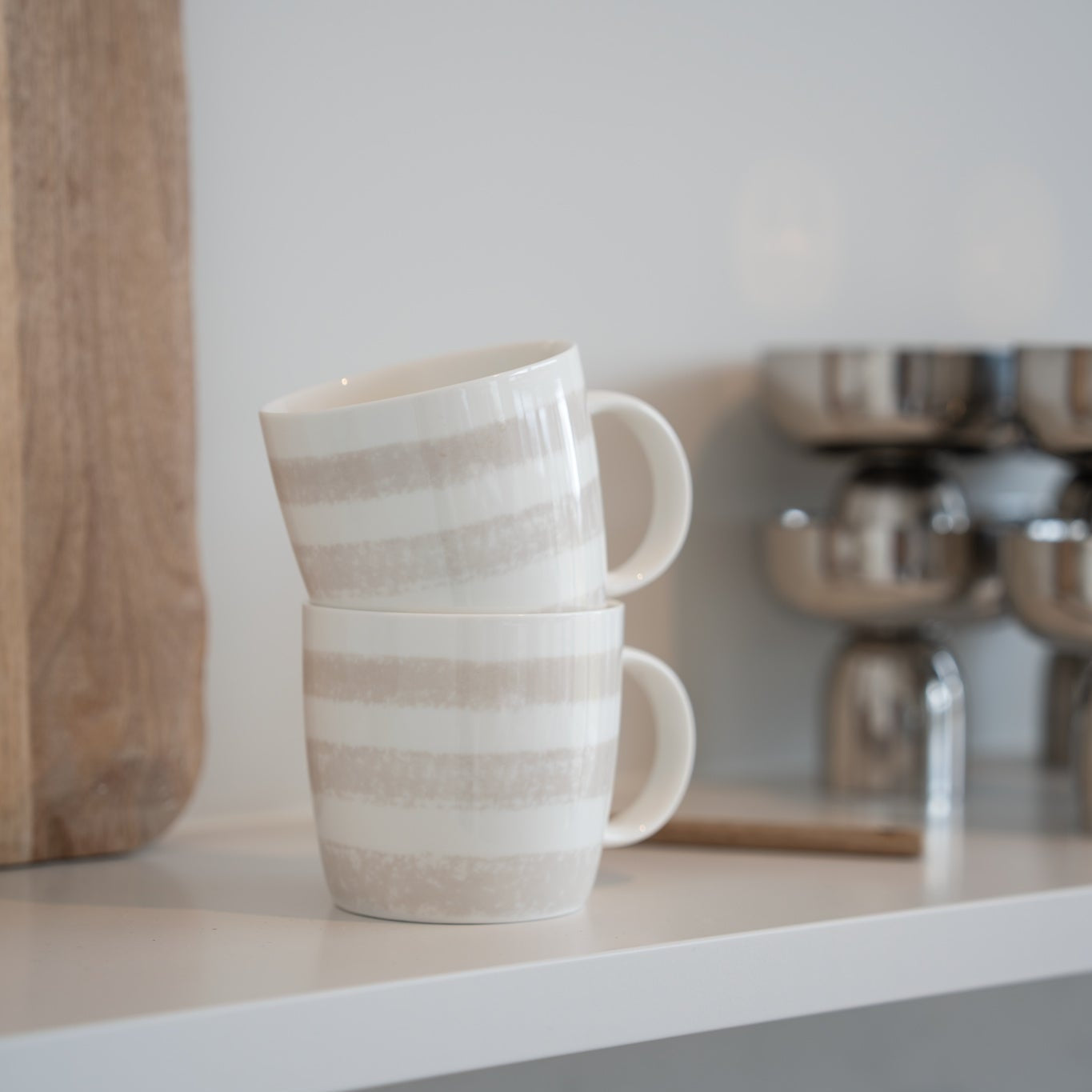 Sögne mug white with light beige stripes