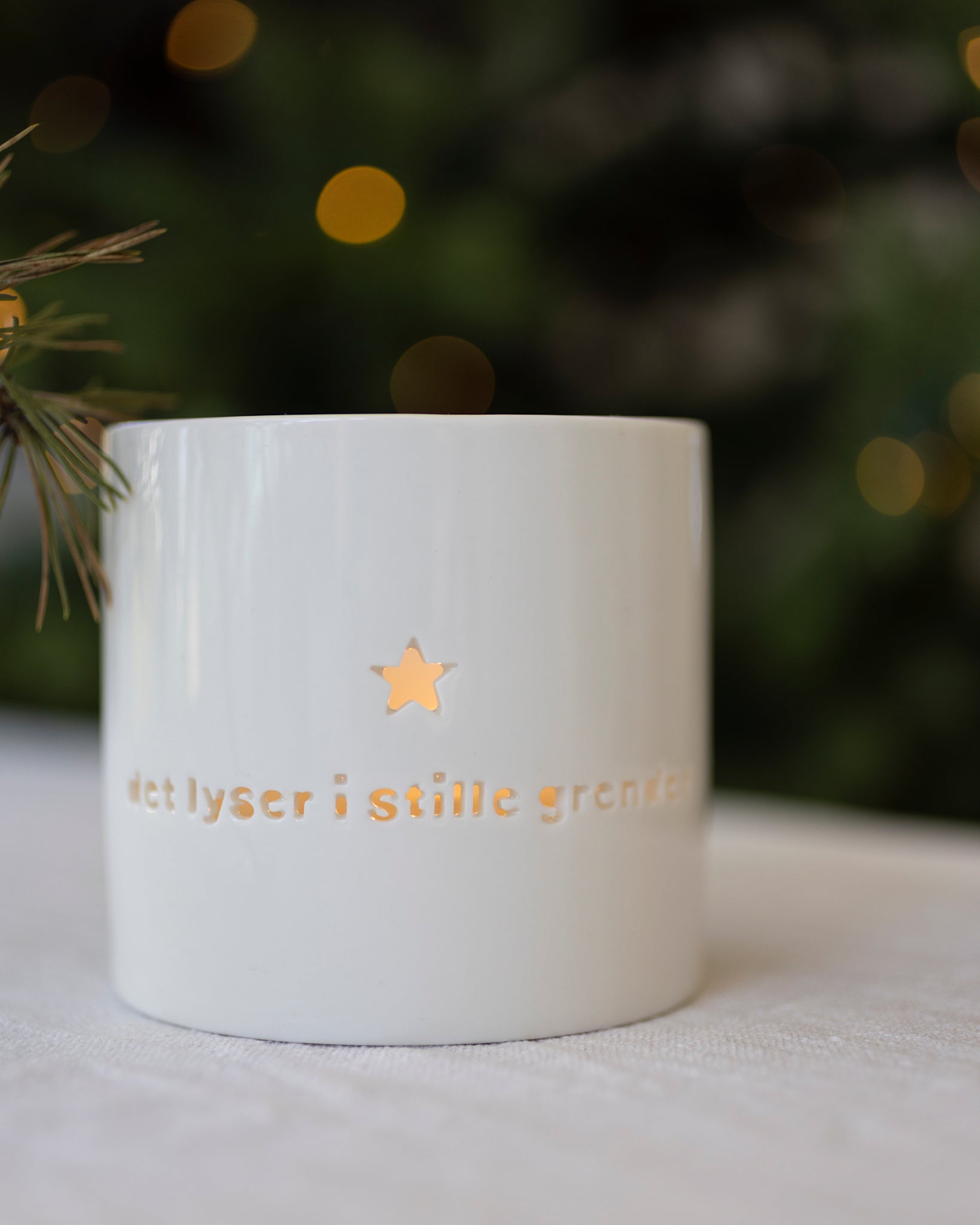 sögne white t-lysholder medium "det lyser i stille grender"